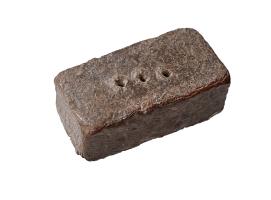 PDS-4415 - Poids parallélépipédique ou en forme de lingot pyramidal : 3 unciae ou quadransplombMasse coulée parallélépipédique, ou en forme de tronc de pyramide à base rectangulaire ; au sommet, trois traits ou points (3 unciae).
