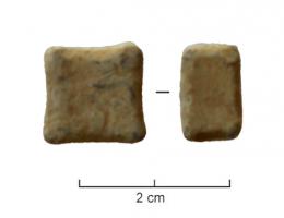 PDS-4433 - Poids quadrangulaire : 1 semunciaplombPoids coulé, en parallélépipède aplati, d'une semuncia (13,64 g); certains d'entre eux peuvent être marqués d'un S.