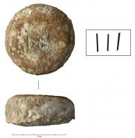 PDS-4486 - Poids cylindrique : 3 librae (1 tripondius)plombPoids en forme de section de cylindre, deux faces planes. Sur une face, marque incisée : III (librae).