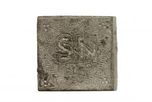 PDS-5026 - Poids quadrangulaire : S N (6 nomismata)bronzeSimple plaquette épaisse, de forme carrée, marqué sur une face de la valeur SN incisée, souvent entourée d'une guirlande ; 6 n(omismata).
