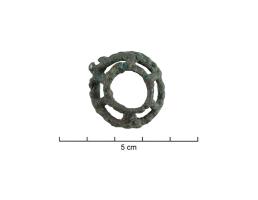PDT-2007 - Pendentif - amulette cage (bouletée ou non)bronzeTPQ : -27 - TAQ : 200Pendentif - amulette en forme de rouelle à rayons réunissant deux cercles concentriques. Présence d'une bélière incomplète. Correspond à une amulette de type rouelle-cage en bronze aussi appelée polyèdre à nodosités. Certains exemplaires sont bouletés, d'autres non.