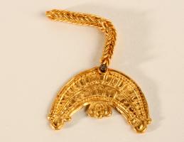 PDT-3007 - Pendant en forme de lunuleorPendant en forme de lunule (au centre, parties génitales masculines au repos), suspendu à une chaînette tressée.