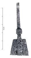 PEP-7003 - Pince à parchemin (?)bronzeTPQ : 1250 - TAQ : 1400Pinces courtes, constituées d'une bande de bronze repliée sur elle-mêmes; les deux extrémités portent des plaques carrées nettement plus larges, et ornées sur les faces externes d'un décor poinçonné.