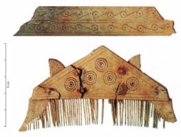 PGN-5002 - Peigne à sommet triangulaire (Ashby 1a)os, ferTPQ : 350 - TAQ : 600Peigne composé d'une rangée de dents, taillées dans des éléments plats juxtaposés, fixée à l'aide de rivets de fer entre deux plaques triangulaires en os, généralement ornées d'ocelles. Au-dessus du dos émergent deux têtes de chevaux adossées. Les dents sont protégées par un étui rectangulaire, orné d'ocelles et dont les extrémités sont également ornées de têtes de chevaux. L. env. 100mm.