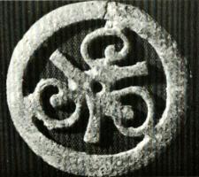 PHH-4005 - Phalère de harnaisbronzeTPQ : 1 - TAQ : 300Phalère circulaire à décor de triskèle, avec ou sans orifice de fixation.