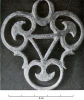 PHH-4007 - Phalère de harnaisbronzeTPQ : 1 - TAQ : 300Phalère triangulaire composée de trois peltes stylisés séparés par deux croissants.