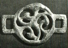 PHH-4010 - Phalère de harnaisbronzeTPQ : 200 - TAQ : 300Phalère à décor de trompettes.