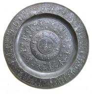 PLA-9007 - Plat à marli et reliefsétainTPQ : 1600 - TAQ : 1611Plat orné de reliefs moulés, sur le marli, le fond et sur l'ombilic central; le décor évoque Minerve et les sept arts libéraux; au centre, la Tempérance (legende).