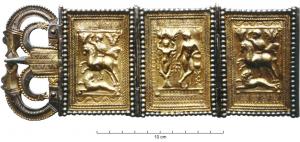 PLB-4012 - Plaque-boucle articulée à extrémités zoomorphesargentTPQ : 350 - TAQ : 450Plaque-boucle articulée avec trois plaques historiées, à charnière, dans des bordures de perles; boucle à motifs zoomorphes affrontés, ardillon accosté de deux ergots en ancre retombant de chaque côté, le tout couvert d'incisions géométriques et doré.