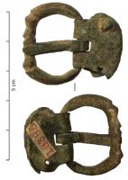 PLB-4051 - Plaque-boucle articuléebronzeTPQ : 400 - TAQ : 500Plaque-boucle simple, dont la boucle assez arrondie se termine par deux têtes d'animaux affrontées de part et d'autre du repos d'ardillon; plaque ovale en tôle, parfois avec un bord rabattu sur la face supérieure, et deux rivets pour solidariser l'objet autour de la ceinture en cuir.