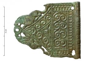 PLB-4057 - Garniture de ceinture, type B : contreplaquebronzeTPQ : 350 - TAQ : 500Applique de ceintureen forme de fronton, à décor excisé (