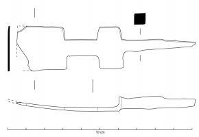 PNS-6001 - Pêne à échancruresferPièce technique de serrure ou de cadenas, plaque plane pourvue d’une ou deux échancrures latérales et pouvant posséder une ou deux perforations rectangulaires centrales de dimensions identiques aux échancrures latérales. Le nombre d’échancrures détermine le nombre de dents de la clé, soit de 1 à 4. La plaque est prolongée par une tige centrale ou désaxée. Un rebord souligne le passage de la plaque à la tige et sert d’arrêt au ressort. Les dimensions peuvent être très variables 5 cm à plus de 20 cm de longueur.