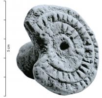 PNT-4004 - Moule à pâtisserieterre cuiteOjet discoïde, comportant une face plane ornée de motifs en creux, et à l'opposé un bouton de préhension permettant d'utiliser l'objet comme une matrice. L'extrémité du bouton de préhension peut elle-même être marquée de motifs permettant des impressions de taille inférieure.