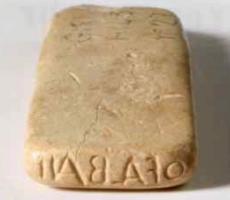 PNT-4005 - Poinçon pour signature sur sigilléeosPoinçon parallélépipédique en oc, comportant sur une face étroite, en caractères rétrogrades, le nom du potier à imprimer au fond d'un vase en cérémique sigillée.