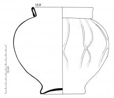 POT-4003 - Urne Isings 67c2verreTPQ : 50 - TAQ : 150Urne soufflée, avec un fond légèrement dégagé et un col ourlé formant un bandeau vertical ; la panse renflée est ornée de côtes croisées en X, en léger relief. Fond annulaire soufflé, repoussé vers l'intérieur.