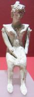 POU-3001 - Poupée articulée, assiseterre cuiteTPQ : -475 - TAQ : -30Poupée assise en terre cuite, aux bras articulés. La tête peut être coiffée d'un diadème, et certains exemplaires portent des bijoux (colliers de perles...).