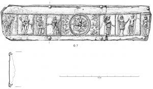PQM-4003 - Placage de coffret à décor historiébronzeBande de tôle estampée comportant des motifs historiés, organisés en panneaux, métopes ou médaillons ; sujets le plus souvent entourés de perles.