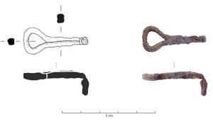 PSC-3002 - Piton fermé à pointe rivetéeferPiton fermé à pointe rivetée de section quadrangulaire formé par enroulement à partir d'une seule tige en fer et se présente donc sous la forme de deux branches accolées qui aboutissent à une seule pointe rivetée.