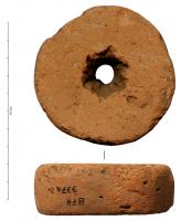 PSN-4026 - Peson discoïdal tailléterre cuitePeson épais, taillé dans un tesson de tuile ou d'amphore, puis éventuellement abrasé sur toute la surface; perforation centrale généralement obtenue par mouvement rotatif.