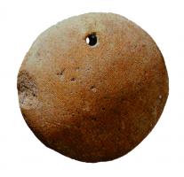 PSN-4033 - Peson circulaire modeléterre cuitePeson discoïdal modelé, bord arrondi et surface légèrement bombée, percé près d'un bord d'une ou deux perforations.
