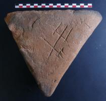 PSN-4047 - Peson triangulaire modeléterre cuiteObjet massif, de forme de prisme à base triangulaire isocèle, perforé sur l'un, sur deux ou sur trois des sommets.