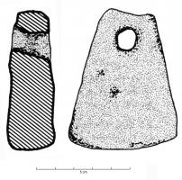 PSN-6001 - Peson trapézoïdalpierrePeson trapézoïdal plat, taillé en calcaire, percé au sommet d'un large trou pour suspension aux fils de chaîne.