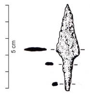 PTF-5003 - Pointe de flèche à soieferArmature de forme triangulaire ou lancéolée, prolongée par une soie de fixation sur la hampe.