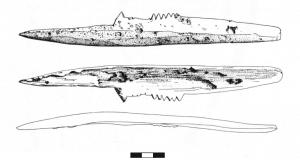 PTI-3001 - Peigne en bois de cerf ou en ososTPQ : -500 - TAQ : -300Outil taillé dans une section logitudinale de bois de cerf, ou dans un os (côte) de section plate; la partie médiane d'un long côté est entaillée de dents assez courtes, et plusieurs exemplaires sont percés à une extrémité.