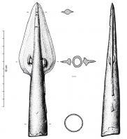 PTL-1036 - Pointe de lance à ailerons ajourés : type à ajours protégésbronzePointe de lance à douille longue. Au niveau de la partie la plus large des ailerons, se trouvent 2 petits ajours situés en limite de la douille et protégés par deux petits rebords perpendiculaires à la surface des ailerons.
