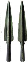 PTL-1038 - Pointe de lance à œillets basaux : type d'EnfieldsbronzeGrande pointe de lance portant deux œillets à la base des ailerons ; leur base est rectiligne et la lame est de forme triangulaire ou subtriangulaire allongée. Les ailerons sont ornés d'une nervure prolongeant l'arête intérieure de l'œillet jusqu'au voisinage de l'extrémité distale de la pointe.