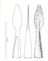 PTL-4008 - Pointe de lanceferTPQ : -50 - TAQ : 400Armature à douille tronconique semi-ouverte repercée d'un clou de fixation, pointe foliacée. La douille remonte sur une partie de la pointe, pas de nervure sur le reste de cette dernière.