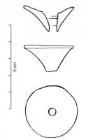 PTM-5001 - Porte-mècheterre cuiteRondelle de terre cuite, présentant généralement une face concave et une face convexe, percée d'un orifice axial qui sert à maintenir la mèche dans une lampe de verre. Variante tronconique lisse, à bord externe rectiligne ou plus ou moins concave.
