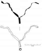 PTM-5005 - Porte-mèchebronzeBande de tôle repliée sur elle-même pour former le tube porte-mèche, et dont les deux extrémités sont séparées pour former deux branches repliées en crochet pour fixer l'ensemble au bord de la lampe.