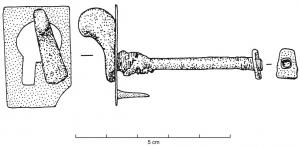 PTS-3001 - Verrou cache-serrurebronzeTPQ : -100 - TAQ : -30Verrou de boîte, monté sur une tige perpendiculaire servant également d'axe de rotation, avec souvent une plaque de tôle  pour faciliter le glissement, voire le blocage du dispositif ; le bouton est en forme de tête d'anatidé stylisée. La plaque, percée de deux orifices (l'un en forme de P pour le mouvement du verrou, l'autre circulaire pour le passage de l'axe de rotation, est normalement équipée au revers de pointes d'angles coulées avec elle, mais qu'un arrachement peut transformer en perforation (possible fixation clouée).