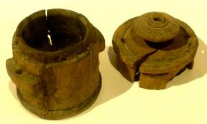 PYX-4021 - Pyxide tournéeboisTPQ : 100 - TAQ : 300Pyxide tournée, à corps cylindrique, un bourrelet à la base et un autre sur le couvercle, qui s\\\\\\\'adapte sur une feuillure ménagée au sommet du corps; dans la partie supérieure de la panse, deux anses perforées ont été prévues au tournage, d\\\\\\\'abord sous la forme d\\\\\\\'un bourrelet dans lequel les anses ont ensuite été dégagées au ciseau. Le couvercle très légèrement bombé possède un large bouton de préhension centré.