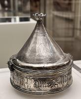 PYX-8001 - Pyxide monométallique en argentargentTPQ : 1450 - TAQ : 1500Pyxide monométallique en argent, couvercle conique.