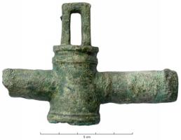 RBN-4002 - Robinet de communicationbronzeRobinet en bronze coulé, comportant un axe perpendiculaire pour le contrôle de l'écoulement à l'aide d'une pièce rotative perforée dans l'axe de l'eau. Souvent, bec oblique pour diriger le fil d'eau vers l'extérieur.