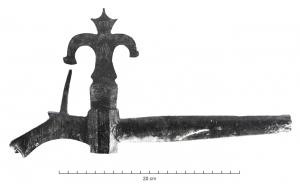 RBN-9002 - RobinetbronzeRobinet en bronze coulé, alimenté par l'arrière, comportant un axe perpendiculaire pour le contrôle de l'écoulement à l'aide d'une pièce rotative perforée, dans l'axe de l'eau. La partie mobile du robinet est en forme de fleur de lis stylisée.