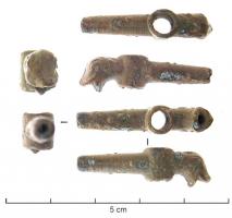 RBN-9013 - Robinet ou cannellebronzeRobinet à noix surmontée d'un motif cordiforme inversé, avec un dispositif d'arrêt vers l'avant; la noix est insérée dans une partie verticale non facettée, à déversoir courbe façonné à grands traits en forme de tête animale.
