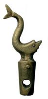 RBN-9016 - Noix de robinetbronzeNoix de robinet, légèrement conique, avec une ouverture circulaire, et surmontée d'une poignée en forme de dauphin à la queue redressée.