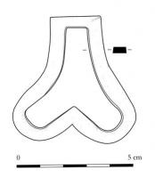 RHD-8001 - Anses réniformes de réchaud des types A, B ou CbronzeAnse coulée, de section rectangulaire ou facettée, comportant un sommet rectiligne et une base triangulaire ou à deux lobes.