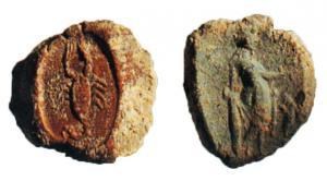 SCL-4001 - SceauargileTPQ : -30 - TAQ : 252Empreinte d'intaille, en argile, destinée à garantir à l'aide d'un sceau personnel un document sur papyrus.