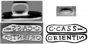 SIG-4002 - Signaculum in planta pedisbronzeSceau-matrice comportant une plaque avec des lettres en relief formant une inscription rétrograde, destinée à être imprimée sur un matériau meuble; au revers, anneau de suspension comportant fréquemment un symbole ou les initiale du nom du propriétaire; cachet en forme de pieds.