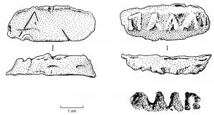 SIG-4003 - Signaculum en plombplombSceau-matrice en plomb, de forme variable : tronc de pyramide ou parallélépipède, ou tronc de cône aplati et irrégulier, ce dernier correspondant sans doute à une empreinte moulée sans grand soin sur une marque existante ; nom (ou initiales) en relief et rétrograde : pour faciliter le repérage de l'objet, le texte peut être incisé dans le bon sens sur la face externe du signaculum.