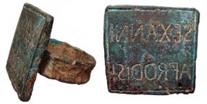 SIG-4014 - Signaculum rectangulaire en creuxbronzeCachet rectangulaire, équipé d'un anneau rapporté au revers; gravé en creux (généralement sur deux lignes), avec lettres rétrogrades ou non, dans un cadre également gravé en creux.