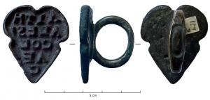 SIG-4031 - Signaculum en forme de feuillebronzeMatrice en forme de feuille (lierre ?), aux contours découpés, comportant une inscription rétrograde sur plusieurs lignes, en lettres en relief, dans un cadre épousant la forme du cachet. Robuste anneau au revers.