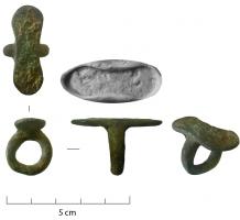 SIG-4039 - Signaculum en forme de semelle de chaussurebronzeSceau-matrice en forme de semelle de chaussure, comportant des lettres en relief formant une inscription rétrograde sur une ou deux lignes, destinée à être imprimée sur un matériau meuble; au revers, anneau de suspension.