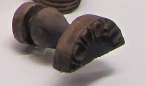 SIG-4041 - Signaculum en boisboisMatrice en bois destinée à apposer, sur une surface molle ou peut-être à l'aide d'une teinture, une inscription en couronne dans un cercle ; l'ustensile est équipé d'un manche compact et mouluré, l'extrémité opposée à la matrice indiquant une date consulaire.