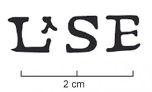 SIG-4062 - Empreinte antique de signaculum métallique sur amphore : LSEterre cuiteEmpreinte antique de signaculum métallique sur l'épaulement d'une amphore G4 tardive : L.SE