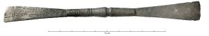 SPC-4007 - Spatule à cireferSpatule double en fer, comportant deux extrémités actives simplement effilées et élargies ; la partie centrale est marquée par un épaississement, de section ronde, généralement orné de filets ou de zones guillochées.